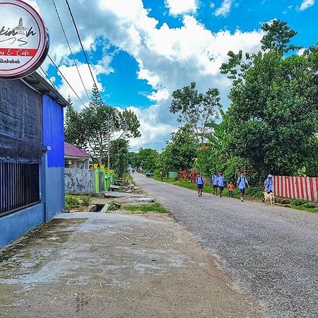 Shekinah Homestay & Cafe Waikabubak Mitra Reddoorz المظهر الخارجي الصورة
