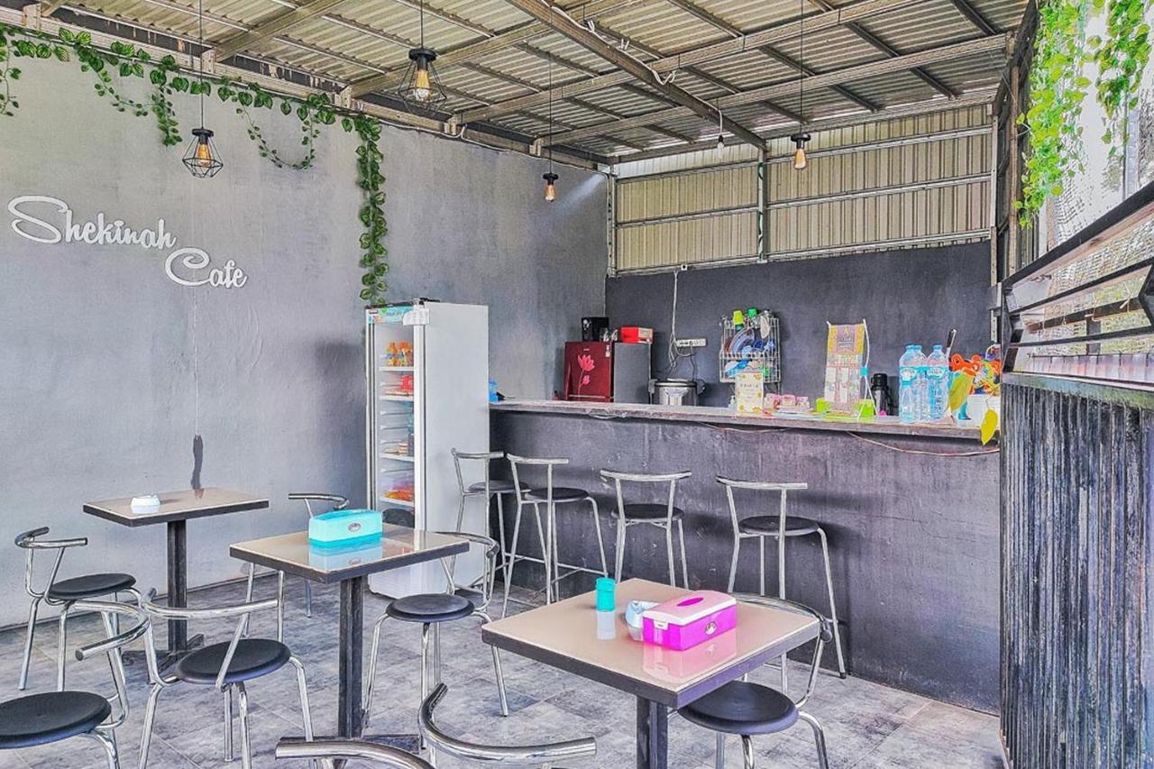 Shekinah Homestay & Cafe Waikabubak Mitra Reddoorz المظهر الخارجي الصورة