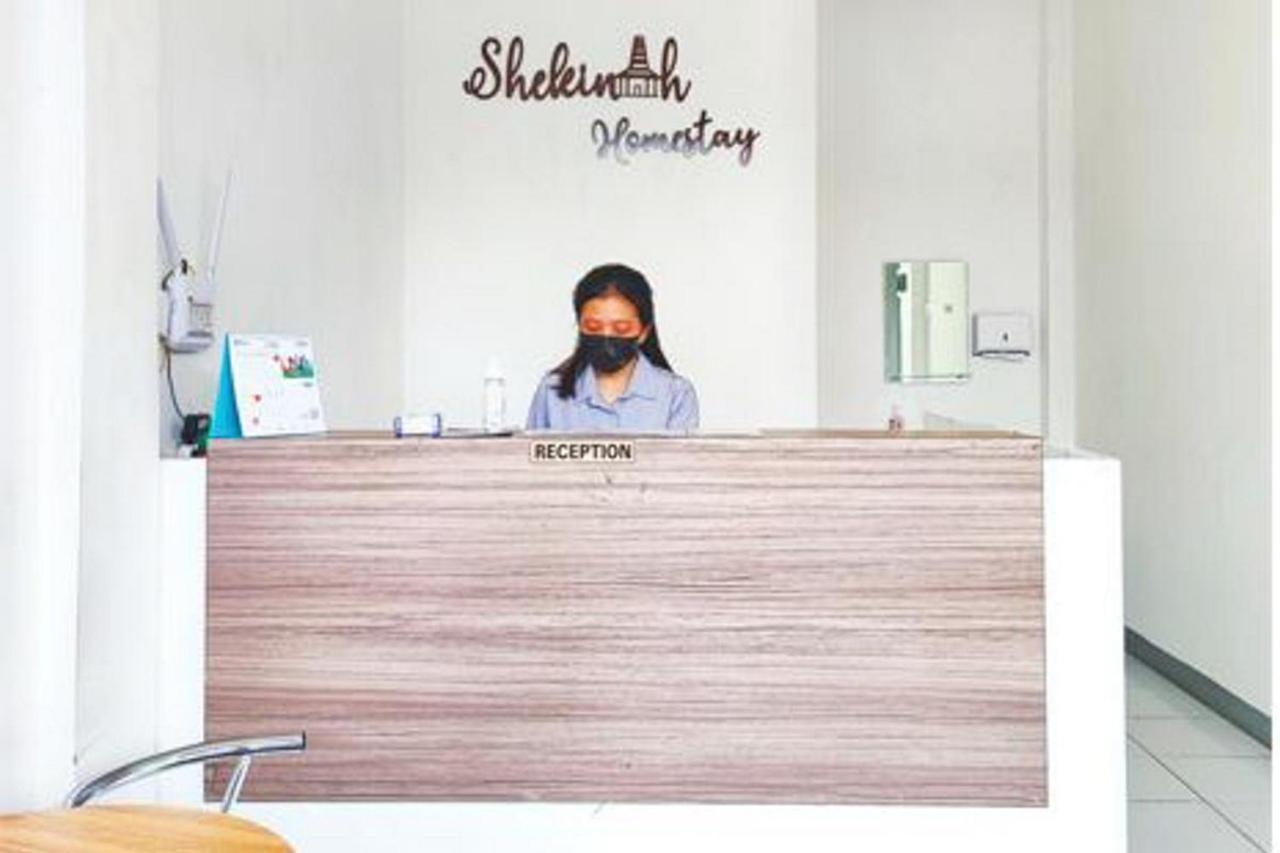 Shekinah Homestay & Cafe Waikabubak Mitra Reddoorz المظهر الخارجي الصورة