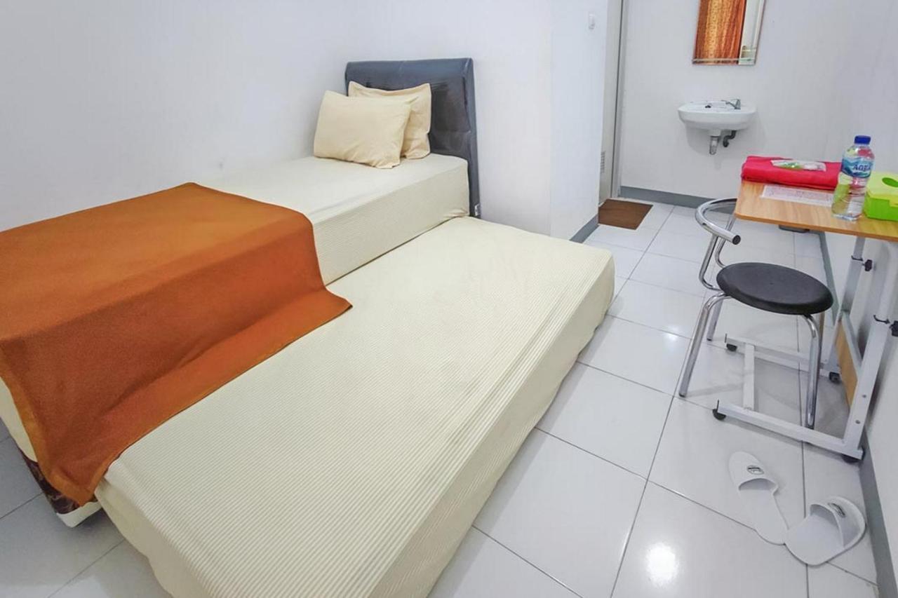 Shekinah Homestay & Cafe Waikabubak Mitra Reddoorz المظهر الخارجي الصورة