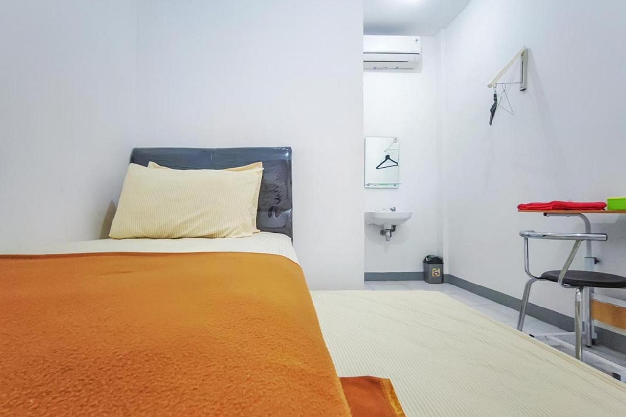 Shekinah Homestay & Cafe Waikabubak Mitra Reddoorz المظهر الخارجي الصورة