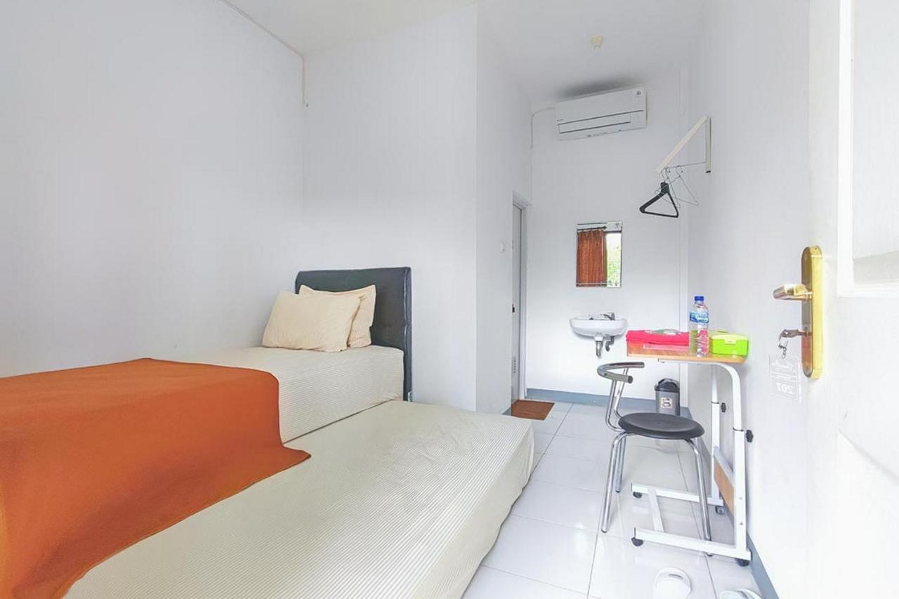 Shekinah Homestay & Cafe Waikabubak Mitra Reddoorz المظهر الخارجي الصورة