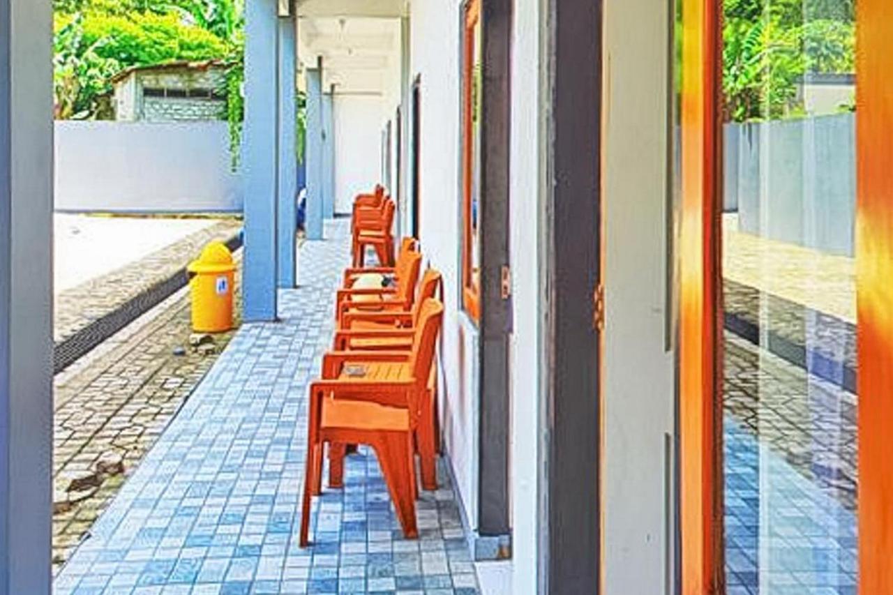 Shekinah Homestay & Cafe Waikabubak Mitra Reddoorz المظهر الخارجي الصورة