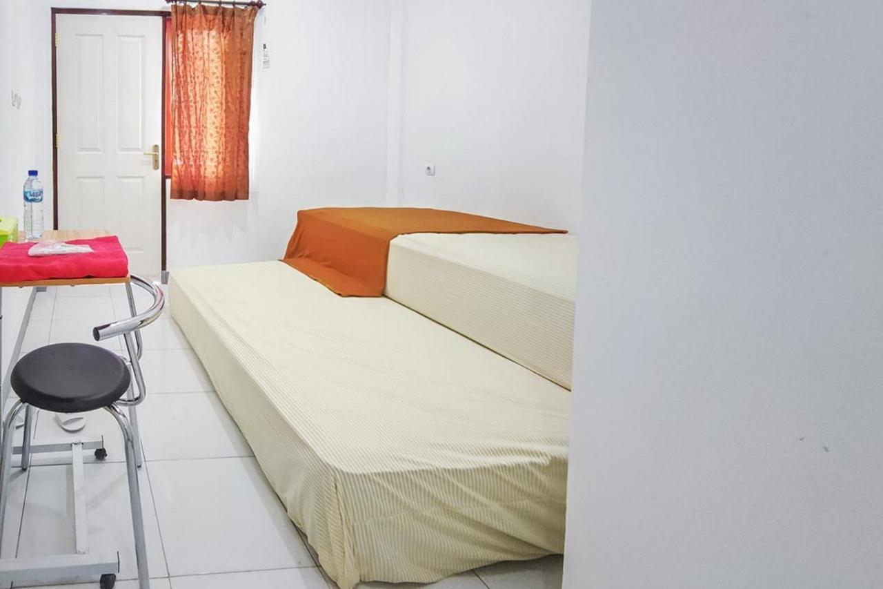 Shekinah Homestay & Cafe Waikabubak Mitra Reddoorz المظهر الخارجي الصورة