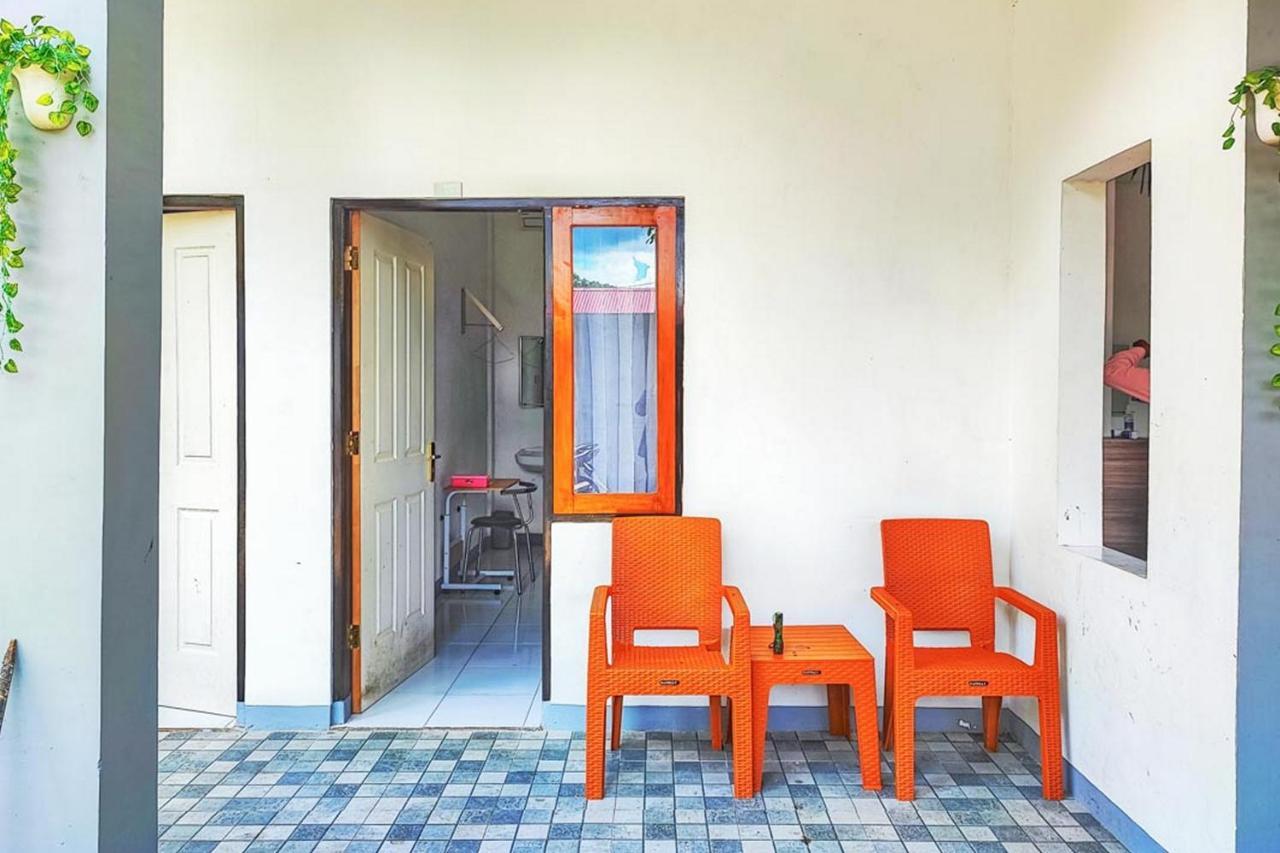 Shekinah Homestay & Cafe Waikabubak Mitra Reddoorz المظهر الخارجي الصورة